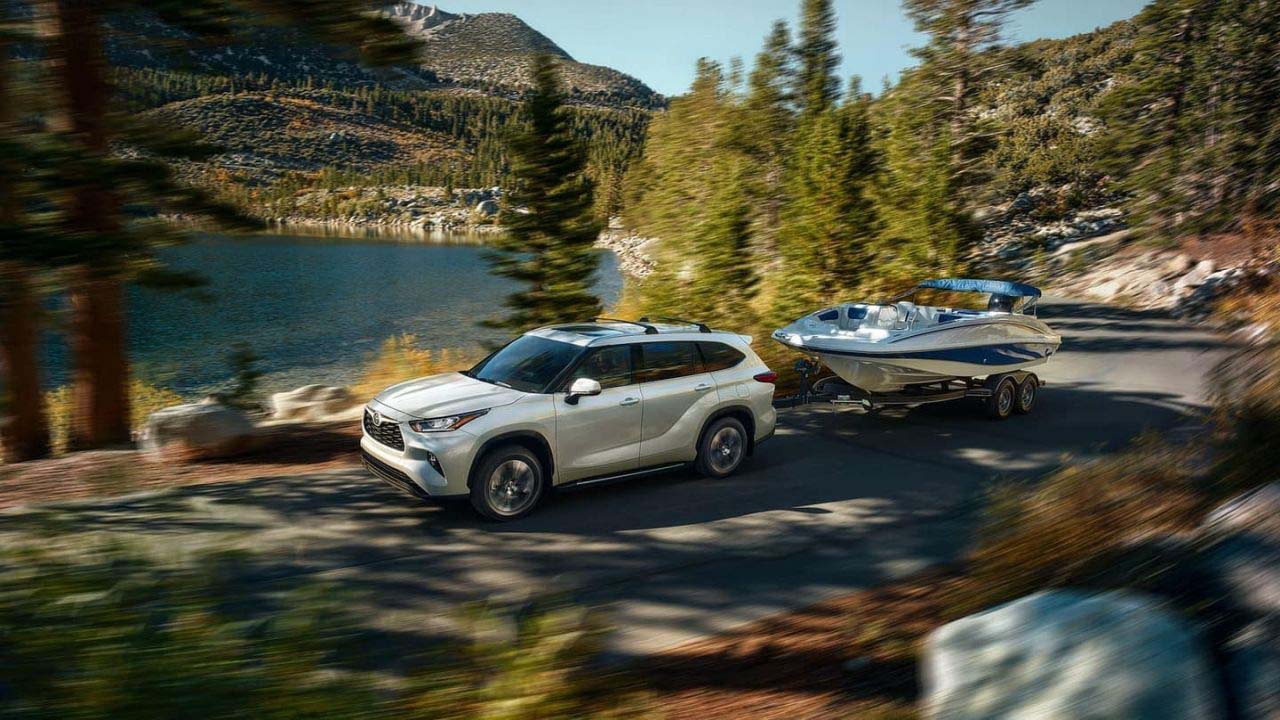 toyota_highlander_towing_a_boat