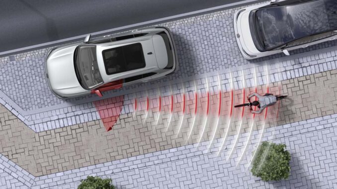 If another road user is approaching from behind as an occupant is exiting the vehicle, the exit warning system can issue warnings in various stages.